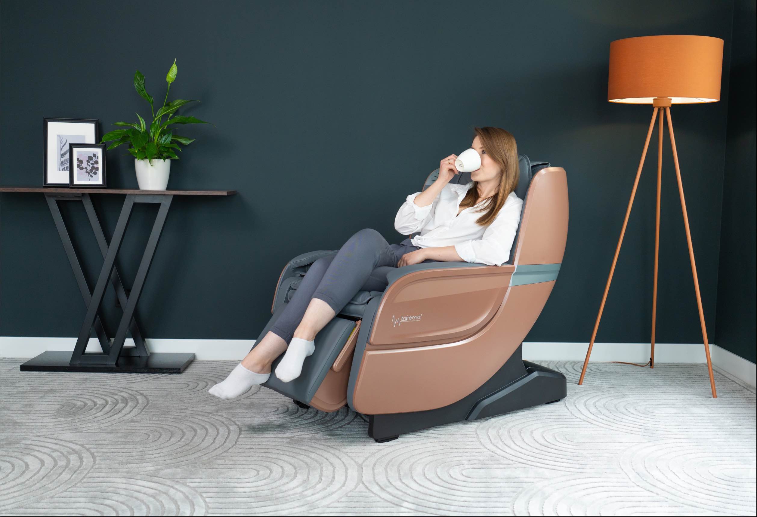 Kobieta pijąca kawę w fotelu masującym Ecosonic