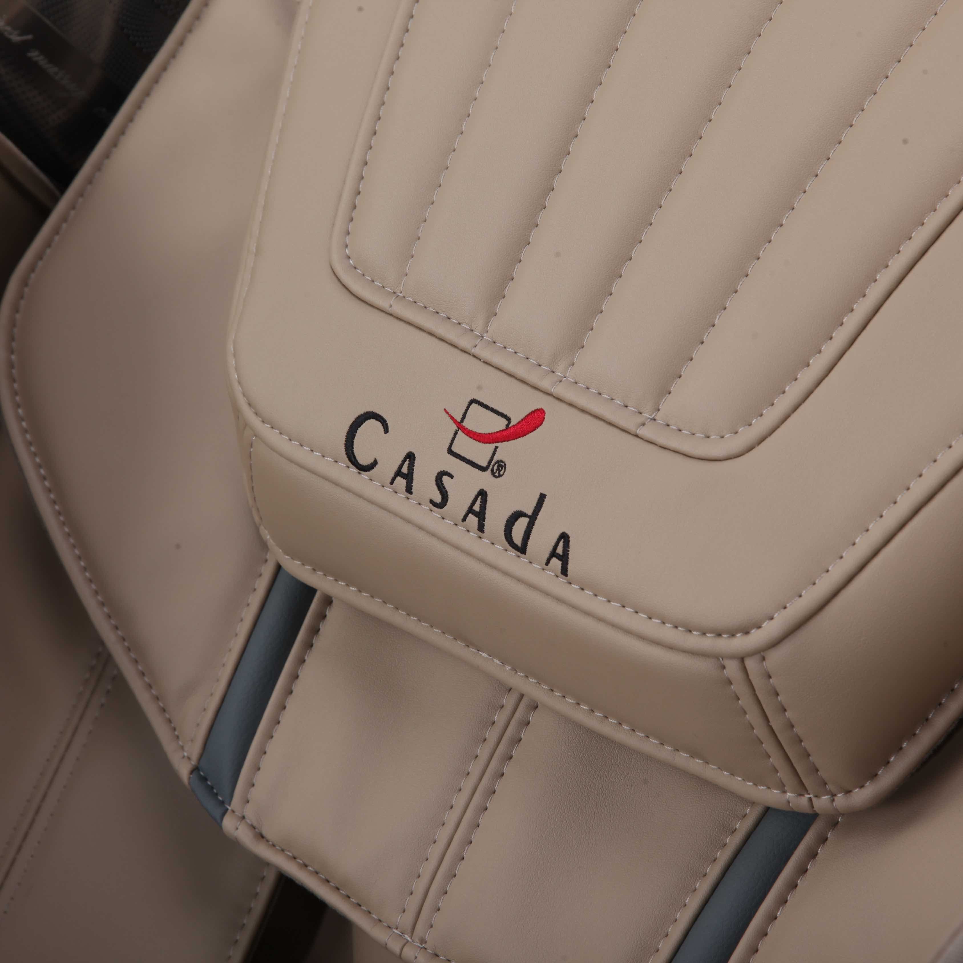 Fotel masujacy Skyliner III biało-brązowy logo Casada na poduszce
