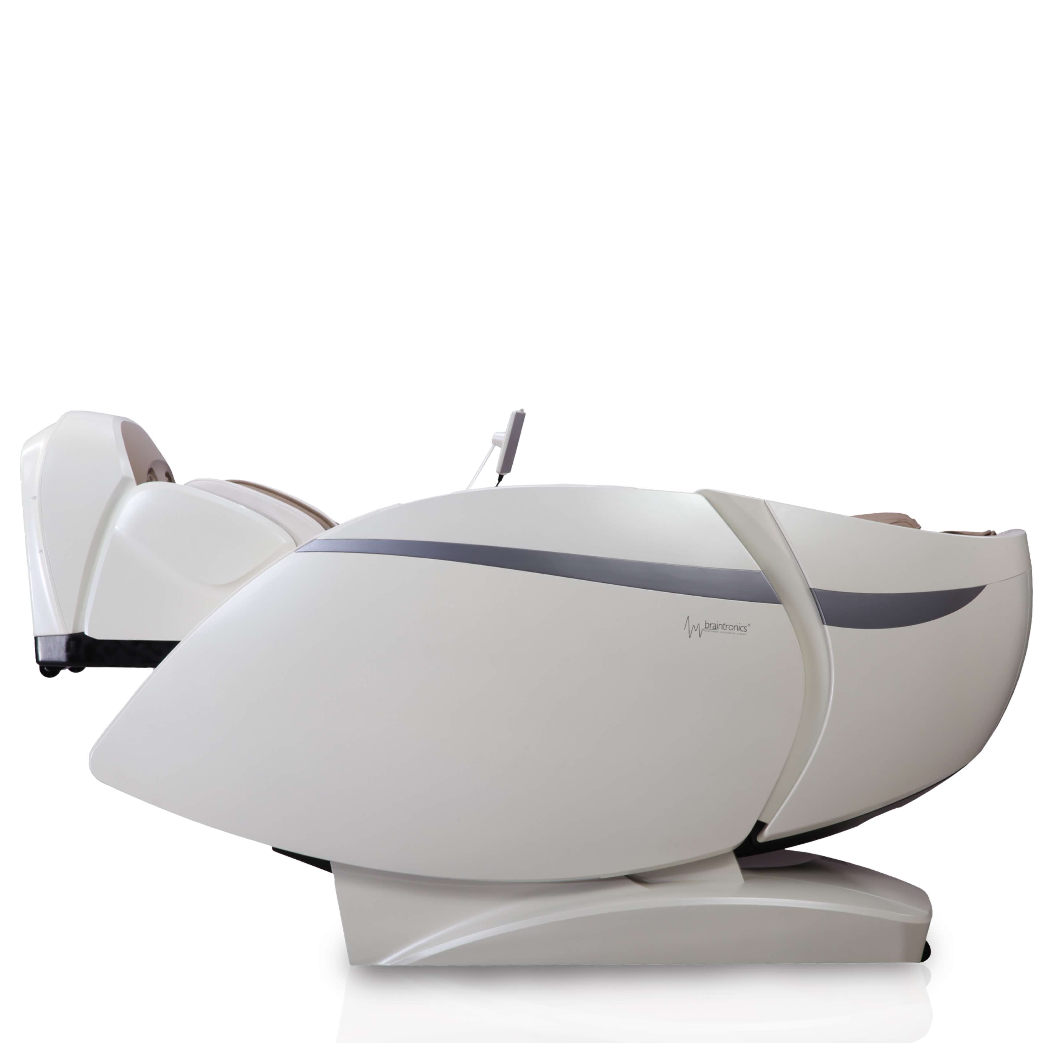 Fotel masujacy Skyliner III biało-brązowy w pozycji zero gravity