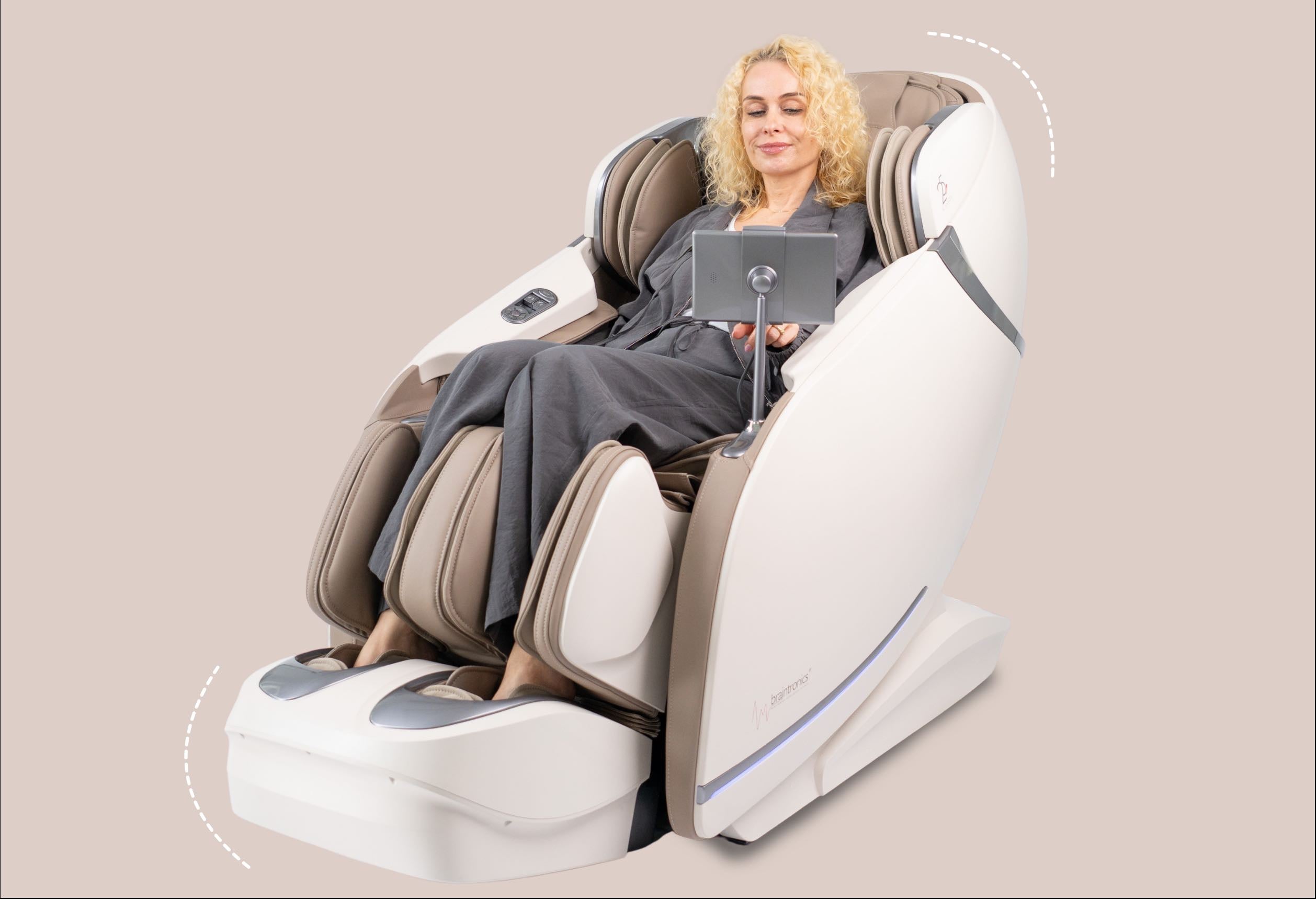Kobieta siedząca w fotelu masującym Skyliner 25y