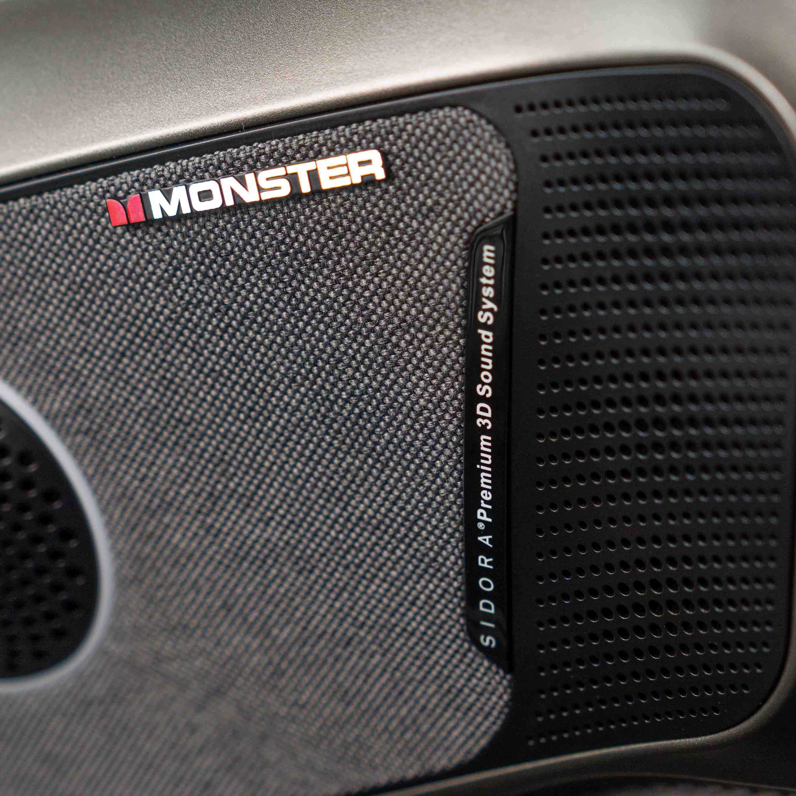 Zbliżenie na napis Sidora Premium 3D sound system na głośnikach bluetooth w fotelu masującym Imperio w szarej wersji kolorystycznej