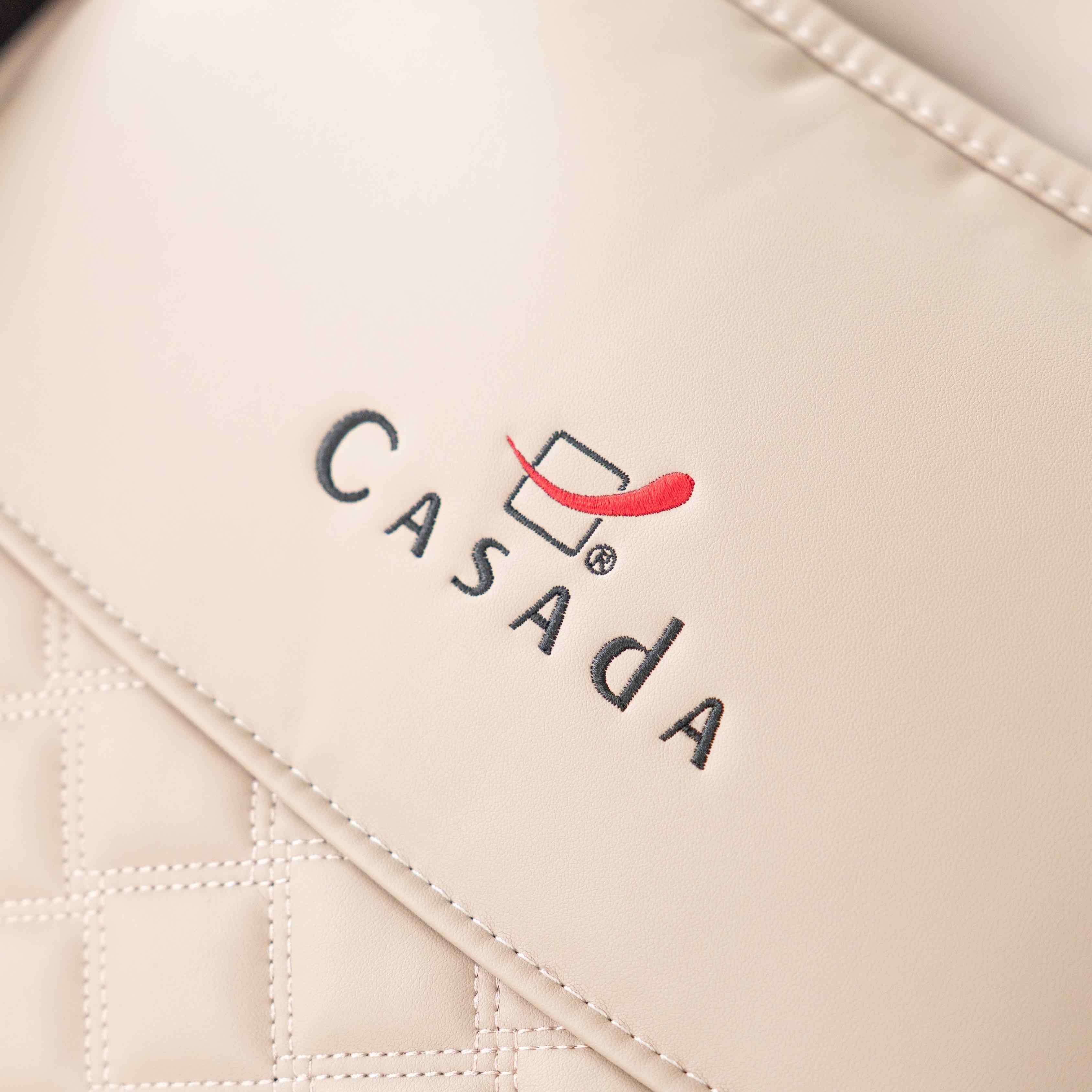Logo Casada na poduszce w fotelu masującym Skyliner 25y