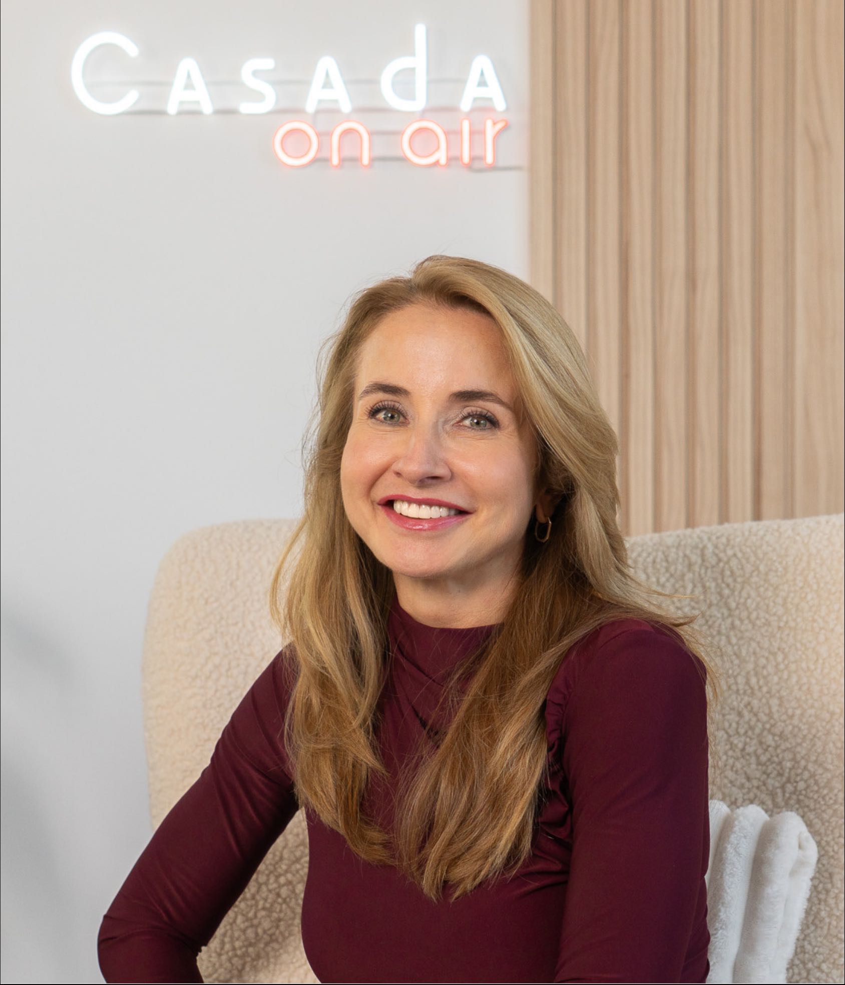 Uśmiechnięta Agnieszka pod neonem "Casada on air"