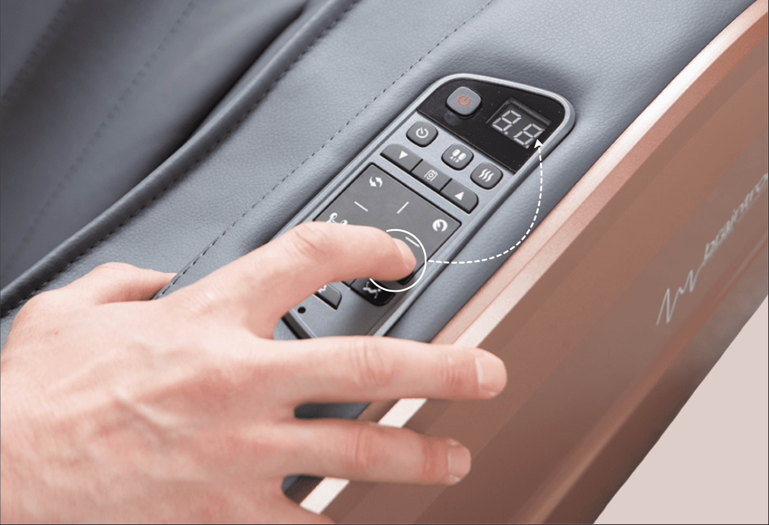 Mężczyzna klika przycisk na panelu sterującym w fotelu masującym Ecosonic