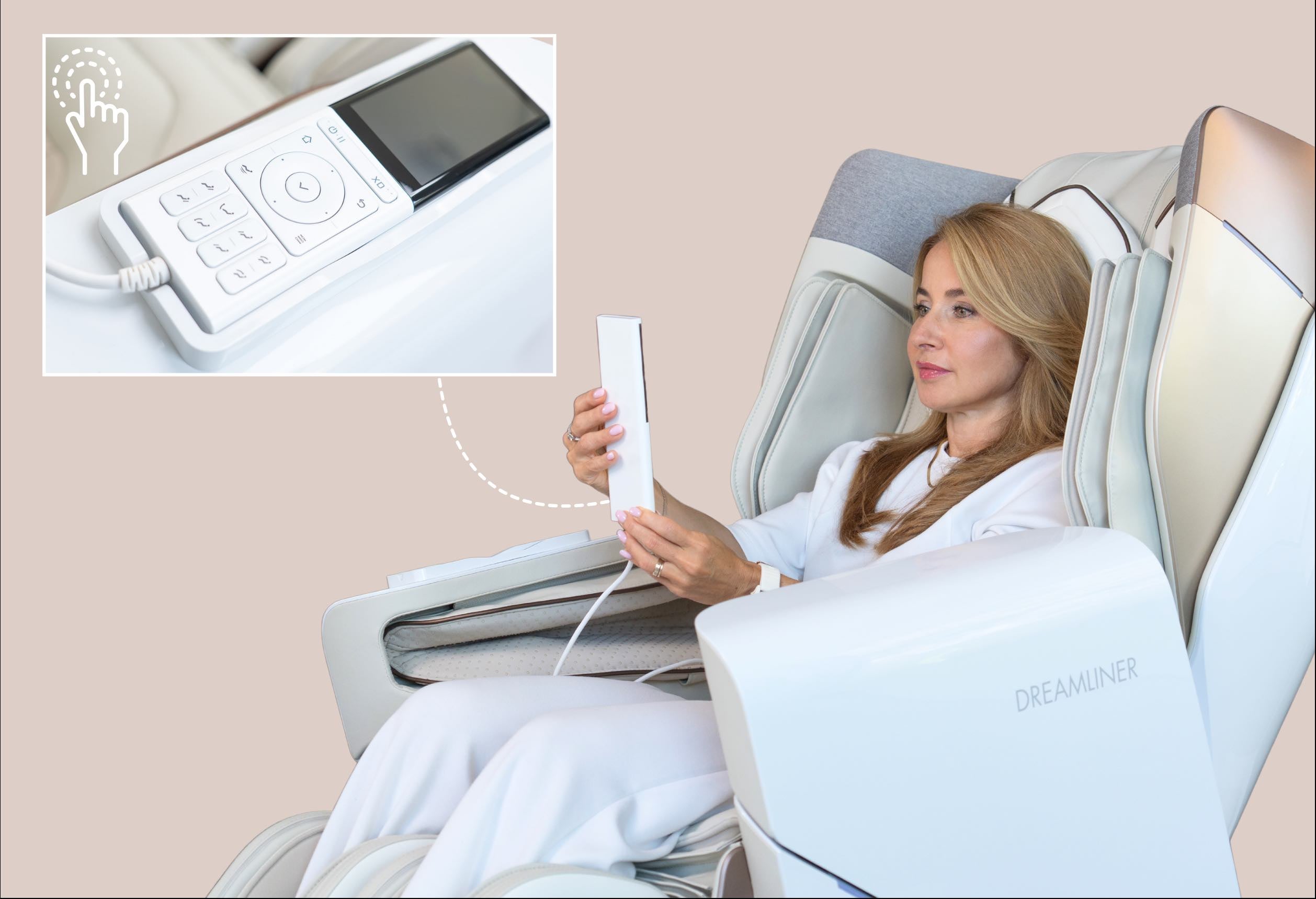 Modelka siedzi w fotelu Dreamliner i trzyma w dłoniach pilota. Zbliżenie pokazuje wyłączonego pilota - widok z góry.