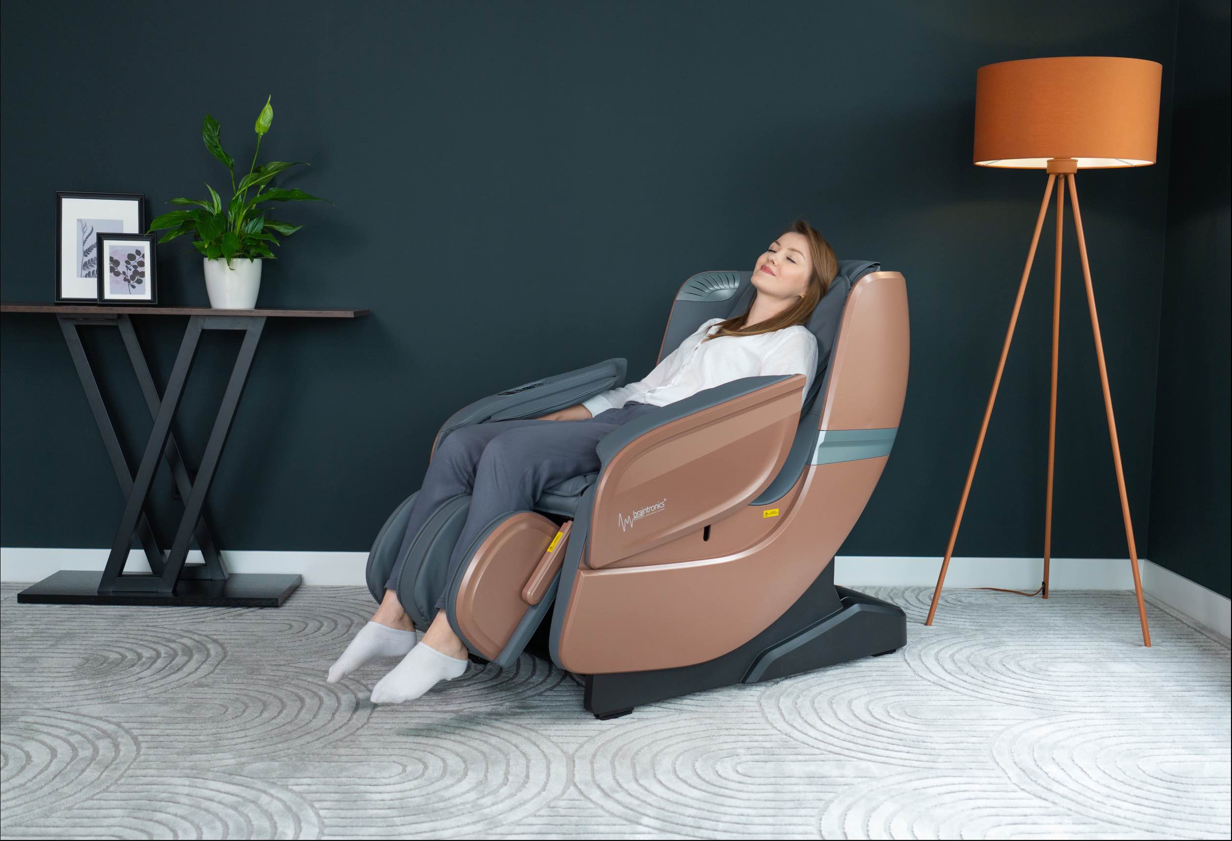 Zrelaksowana kobieta masująca się w fotelu do masażu Ecosonic