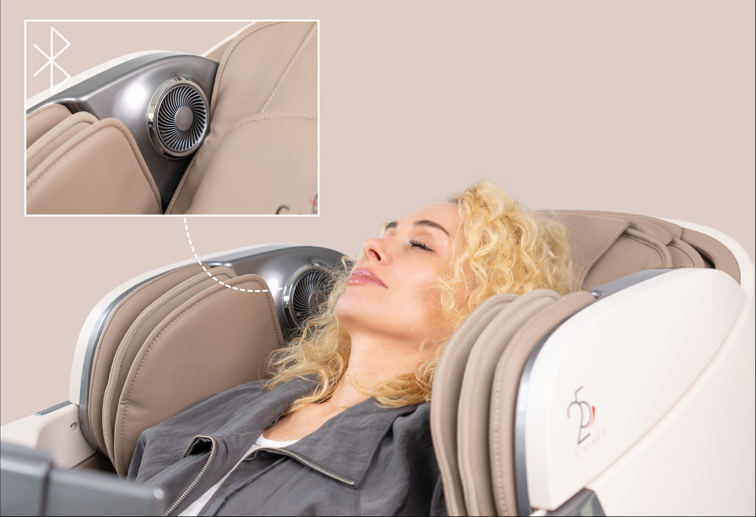 Kobieta słuchająca muzyki w fotelu masującym Skyliner 25y